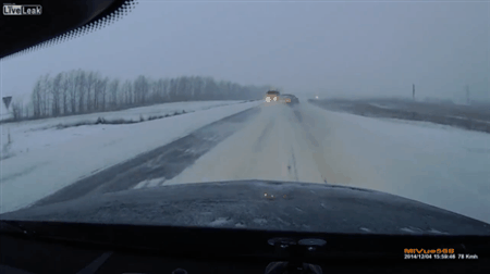Водитель в Башкирии чудом избежал столкновения с грузовиком: видео