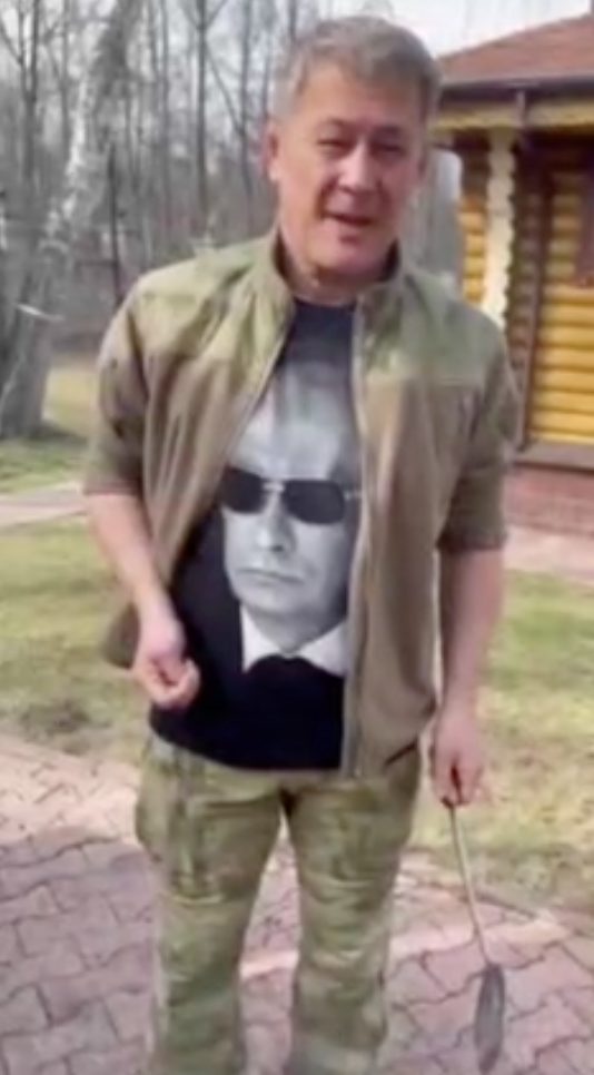 Радий Хабиров записал видеообращение и удивил всех футболкой