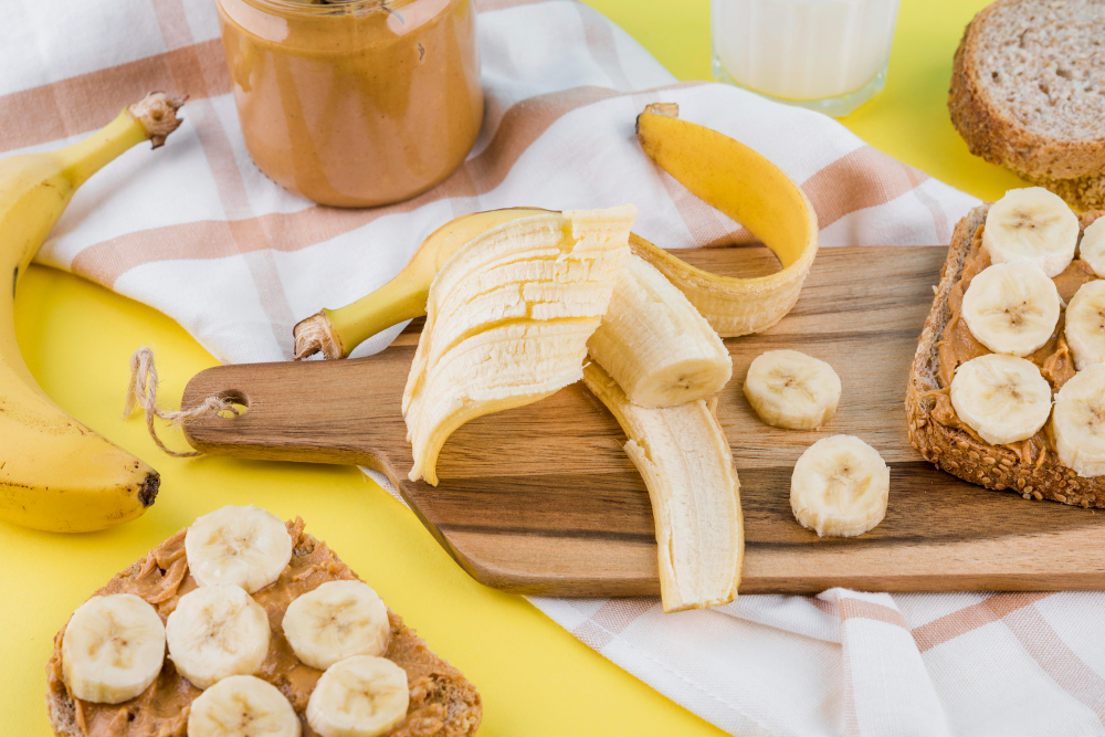Использование кожуры. Арахисовое масло и банан. Банан на столе. Банан диабет. Банан лежит на столе.