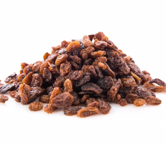 1 ложка — вся грязь и масляный налет из изюма вытянутся на глазах: умные хозяйки отмывают сухофрукты только так