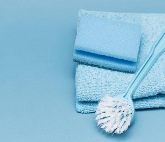 Как ухаживать за тряпками и губками: 3 быстрых способа — и инвентарь не воняет, служит месяцами