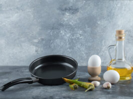 Советский метод: отмываю грязную посуду без химии и губок — даже самые старые сковородки как новые