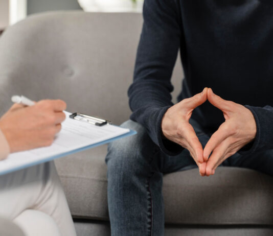 4 фразы моментально выдают невежество: психолог назвала настоящие причины