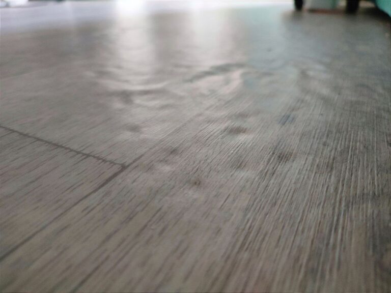 Вмятины на линолеуме сойдут за 2 минуты: опытные хозяйки нашли способ ...