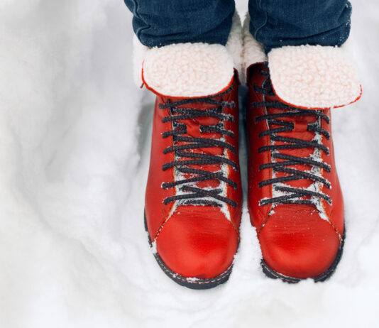 Как избавиться от запаха в зимней обуви: распылили аптечное средство — и сапоги не воняют