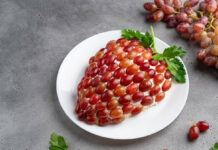 Невероятно красивый салат «Гроздь винограда»: готовится проще простого — гости ахнут от восторга