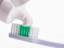 Умные хозяйки всегда используют этот лайфхак: берем две старые зубные щетки и резинку — больше не выбрасываем