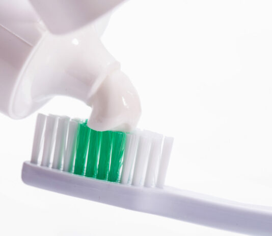 Умные хозяйки всегда используют этот лайфхак: берем две старые зубные щетки и резинку — больше не выбрасываем