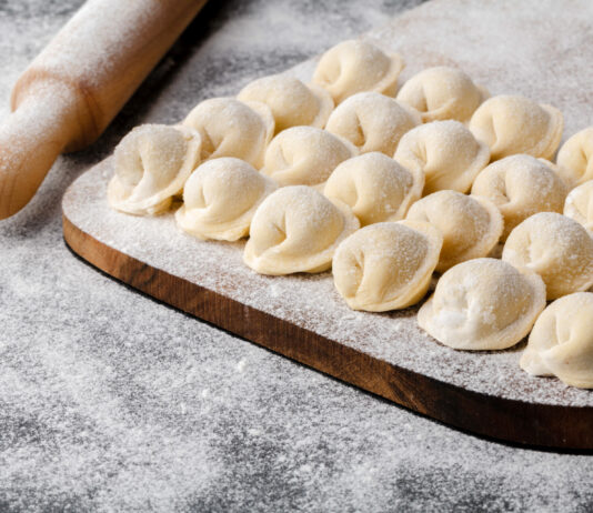 Вливаем полстакана — тесто на пельмени получается нежнее шелка: не рвется, не раскрывается — секрет ресторатора Пельмени тесто