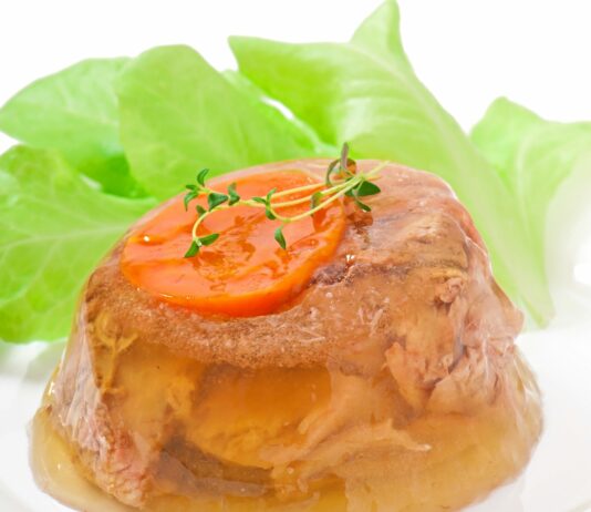 Этот холодец из свиных ножек с первой минуты покорит гостей: подтаять на столе не успеет — вмиг «уйдет»