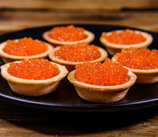Тарталетки, красная икра