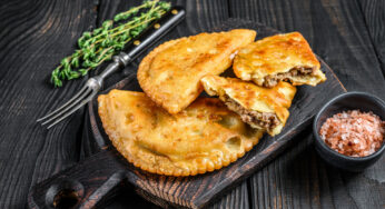 Ленивые чебуреки с хрустящей корочкой – вкуснее оригинала в 100 раз: тесто нежное, начинка сочная