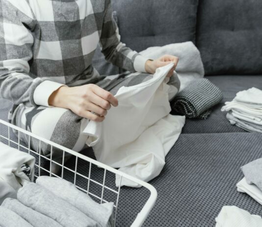 Как отбелить пожелтевшие вещи без покупной химозы: белье блестит ярче снега — спасибо бабушке за совет