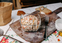 Берем шампиньоны и засыпаем сухариками – обалденный салат за 10 минут готов: живот заурчит от удовольствия