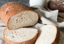 Хитрые хозяйки прикладывают к обоям хлеб и бед не знают: вот зачем это нужно — эффект потрясающий
