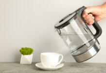 Всего пару таблеток — и от накипи в чайнике следа не останется: вот что нужно для этого сделать