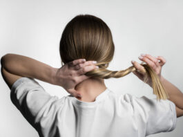 Мажем этим голову – и седина моментально исчезает: возвращается натуральный цвет – достаточно 2 применений