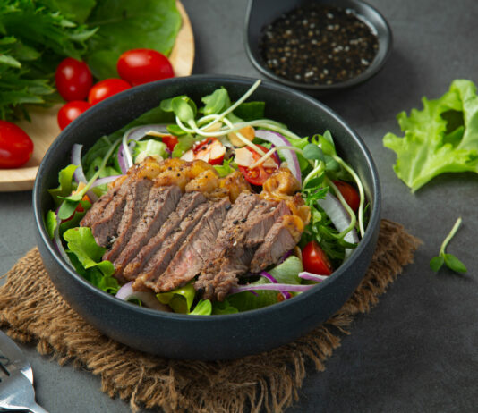 Салат «Прага» — достойная замена опостылевшему оливье: вкусно, сытно, празднично — идеально на Новый год