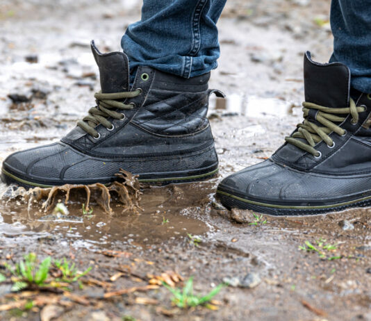 Что делать, если обувь промокает: лайфхак с глицерином — и хоть по лужам топай — ноги сухие останутся