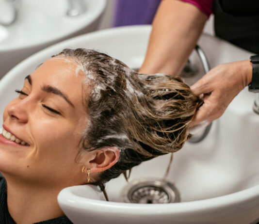 Седина исчезнет, а волосы станут густыми и здоровыми: берем аптечное средство и идем в ванную — парикмахеры останутся без работы