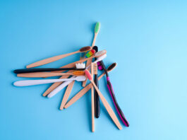 Мудрые хозяйки используют этот лайфхак дома: берем две старые зубные щетки и резинку — никогда не выбрасывайте Зубная щетка, лайфхак