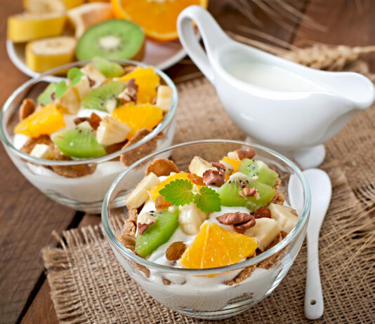 Фруктовый салат для тех, кто соскучился по лету: ярко, красочно, аппетитно — витаминный десерт суровой зимой