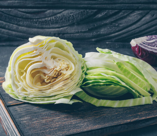 Салат из обычной пекинки и 2 помидоров – вкуснейший и яркий: лучше ресторанов