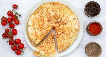 Идеальное угощение на Масленицу: блинный пирог с курицей и сыром — съедается в один миг