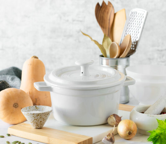 2 ложки в воду — и замызганная потемневшая кастрюля идеально отбелилась: ни налета, ни грязи — сияет ярче снега