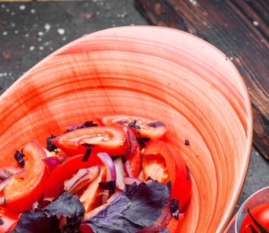 Помидоры с базиликом — душистая заготовка на зиму: рецепт — простейший, закуска — умопомрачительная