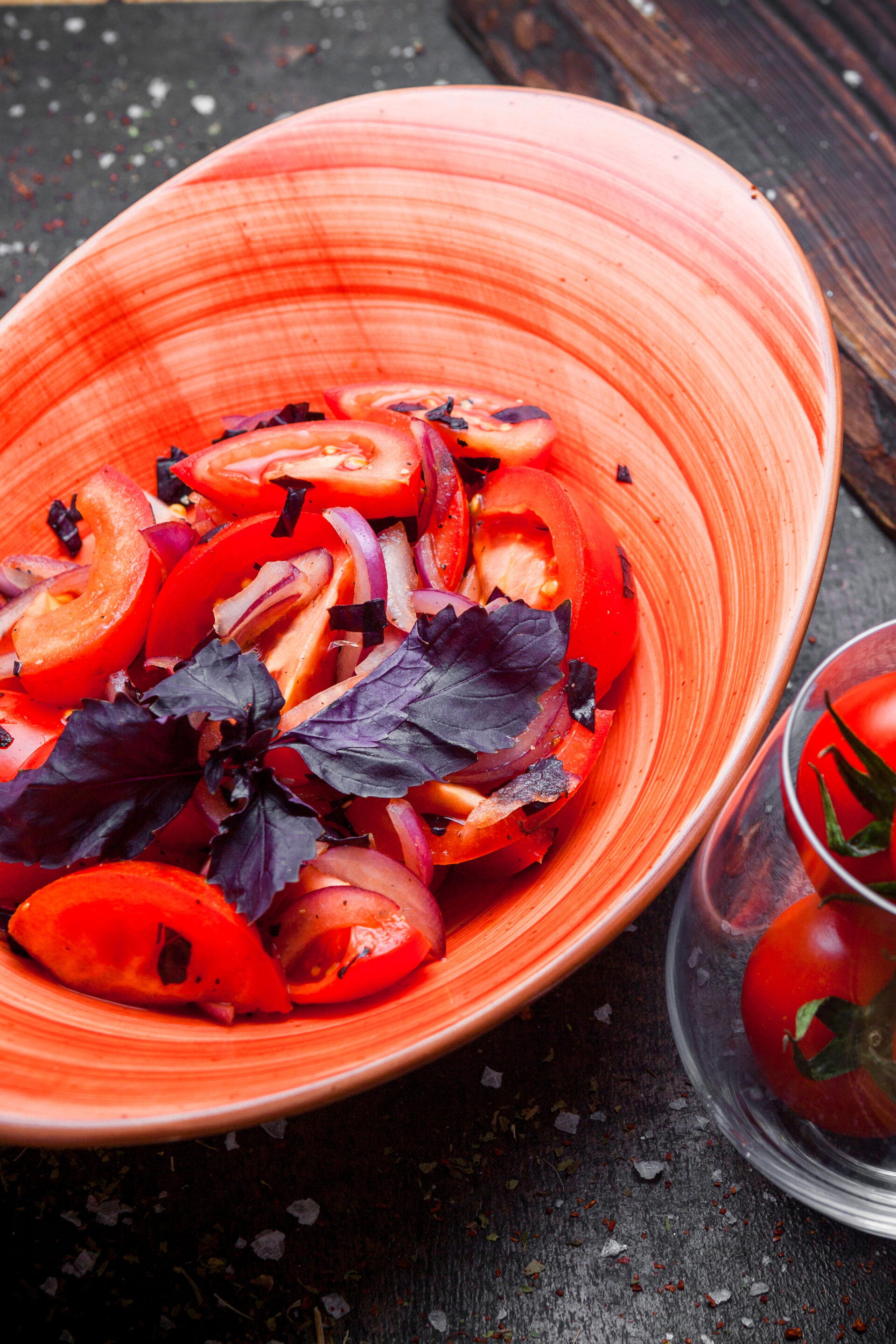 Помидоры с базиликом — душистая заготовка на зиму: рецепт — простейший, закуска — умопомрачительная