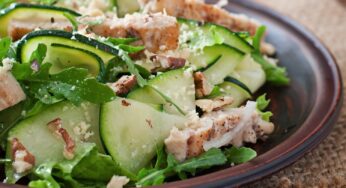 Салат с хрустящим рисом и курицей — новый тренд для худеющих: можете съесть целую гору — ни одного грамма не наберете