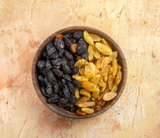 Как полностью отмыть изюм от грязи и масла: налет сам вытянется за 10 минут — в помощь копеечный порошок