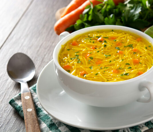 Лука в супе нет, а луковый вкус и аромат — есть: лайфхак для тех, кто не любит кислые «лепестки» на зубах