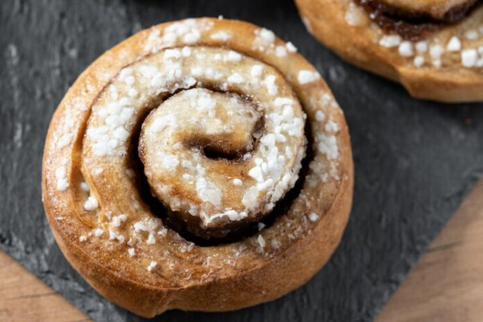cinnamon-rolls-buns-wooden-table-kanelbulle-swedish-dessert_123827-22571
