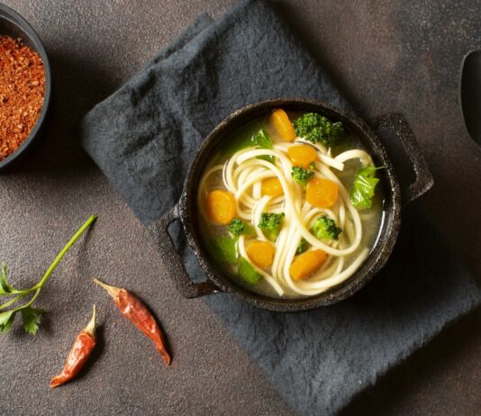 Суп станет таким же вкусным, как в ресторане: повар назвал секрет добавления приправы