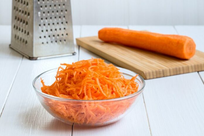 picture-with-grated-carrots_199223-746