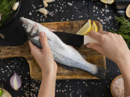 Повар назвал секрет идеальной засолки скумбрии: получается в 100 раз вкуснее красной рыбы