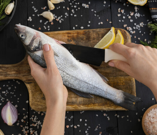 Повар назвал секрет идеальной засолки скумбрии: получается в 100 раз вкуснее красной рыбы