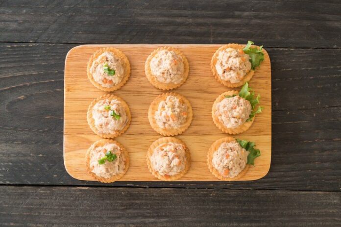 tuna-spread-with-cracker_1339-8380