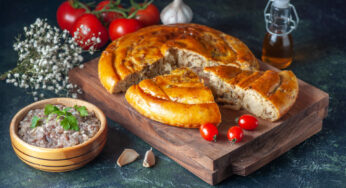 Заворачиваем фарш с грибами в тесто – и вкуснейший пирог на перекус готов: легкий рецепт выпечки для начинающих хозяек