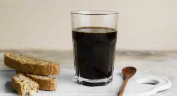 Залить сухари водой и оставить на 2 дня: лучший домашний квас из простых ингредиентов