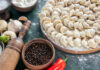 Даже дешевые пельмени станут вкуснее: добавьте в кастрюлю один простой ингредиент