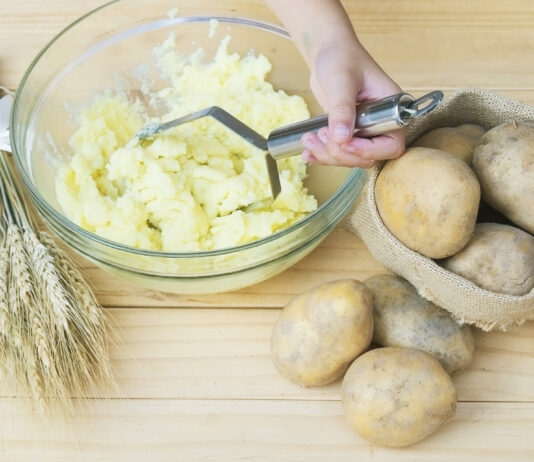 Щепотку прямо в кастрюлю — картофельное пюре станет невероятно вкусным: гости сметут его без мяса и котлет