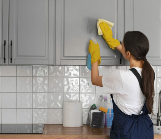 Как отмыть липкие фасады за 2 минуты: жир сам стек по стенкам — поверхность гладкая на ощупь и сверкает чистотой