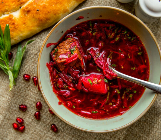 Борщ будет не просто красным, а по-настоящему «огненным»: этот продукт в зажарку мало кто кладёт — и зря