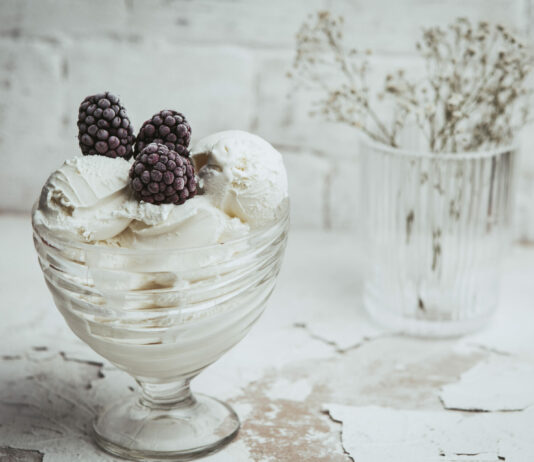 Самый вкусный натуральный пломбир своими руками: смешали дешевые продукты — шикарный десерт на столе