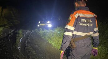 В Башкирии взрослые с детьми оказались в ловушке посреди поля