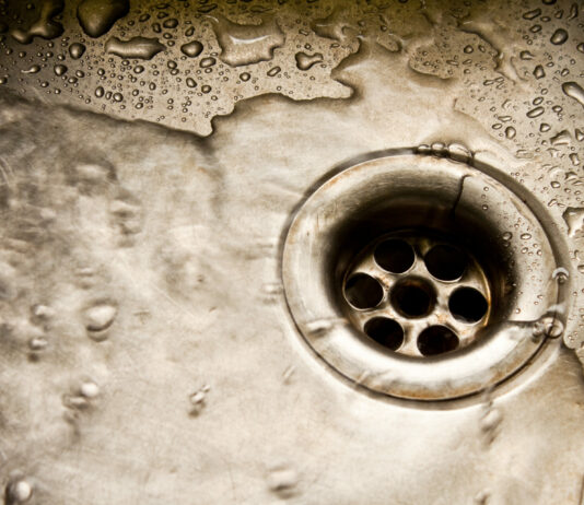 Как устранить засор в ванне: засунули «хитрую» коктейльную трубочку в сток — вытянули килограмм слизких волос