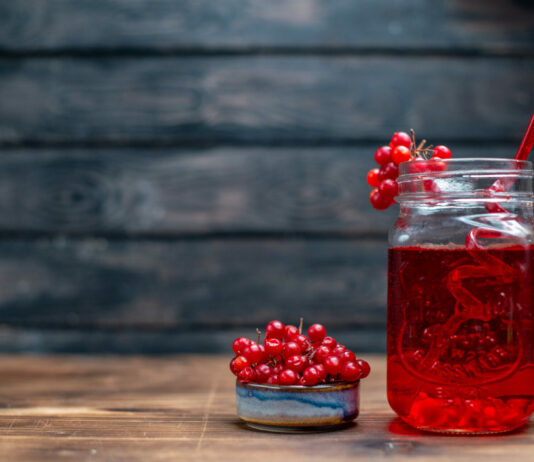 За этим новым сортом красной смородины охотятся все дачники: ягоды сладкие и никакой мучнистой росы